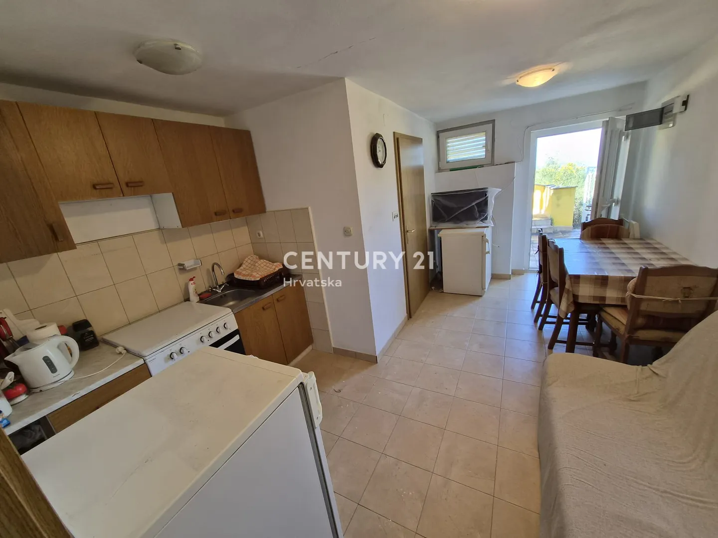 kuća s dva apartmana, velikom okućnicom i krovnom terasom s pogledom na more | 160 m od mora žirje - slika 31