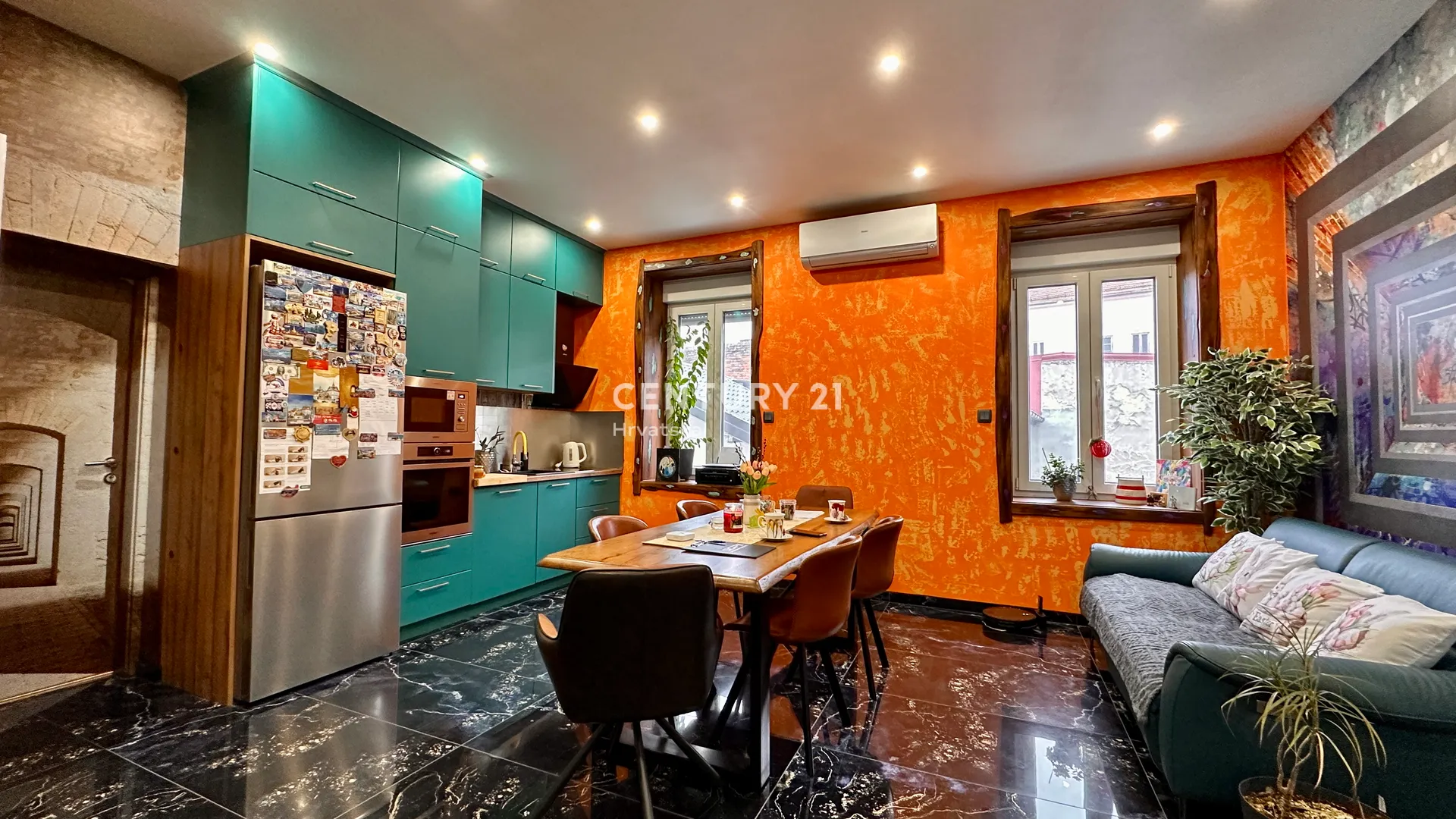 strogi centar - 5-sobni stan - balkon - parking - slika 4