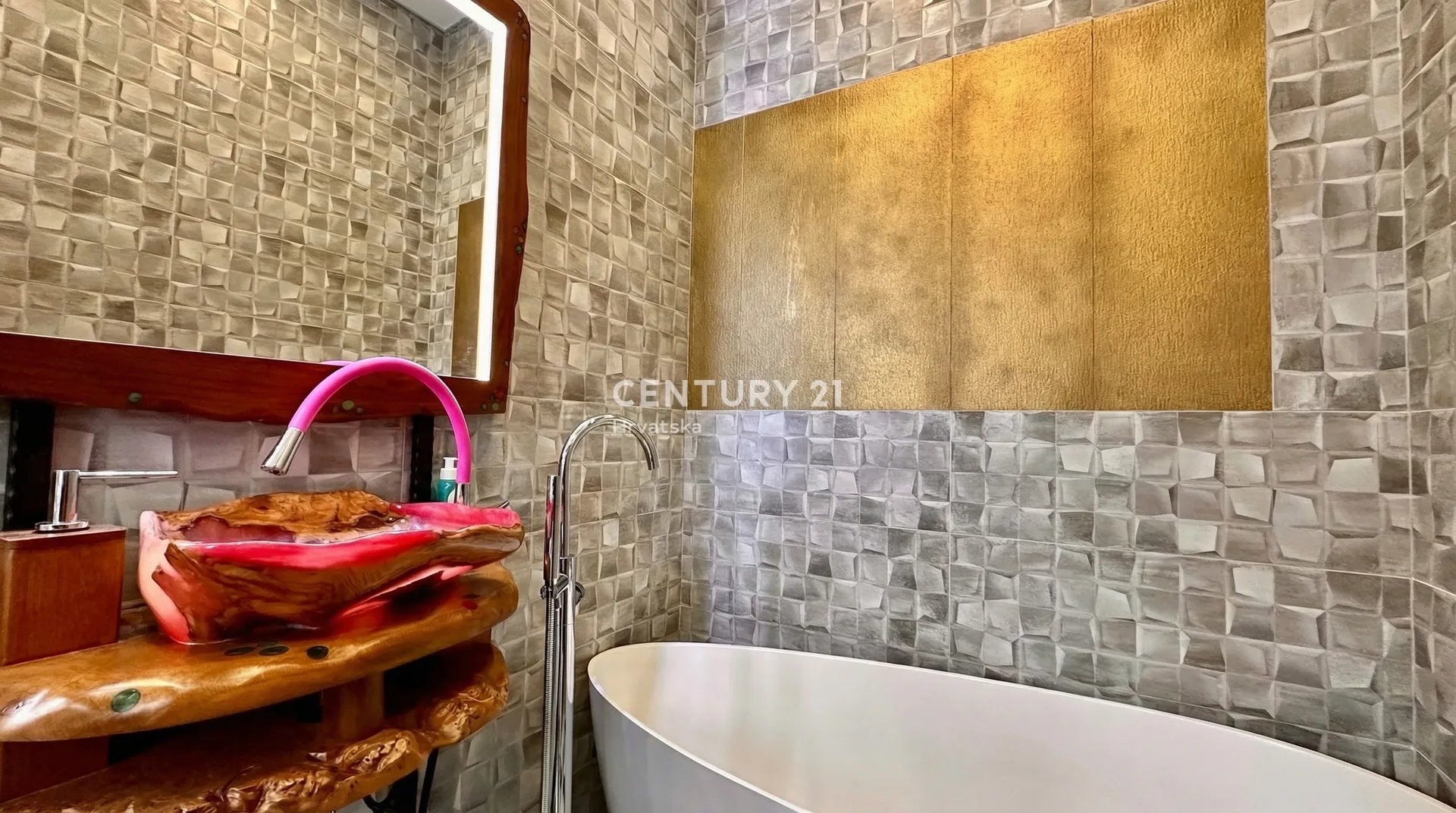 strogi centar - 5-sobni stan - balkon - parking - slika 20