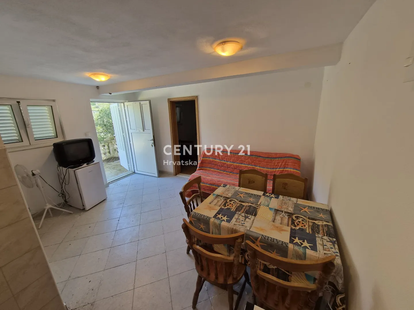 kuća s dva apartmana, velikom okućnicom i krovnom terasom s pogledom na more | 160 m od mora žirje - slika 12