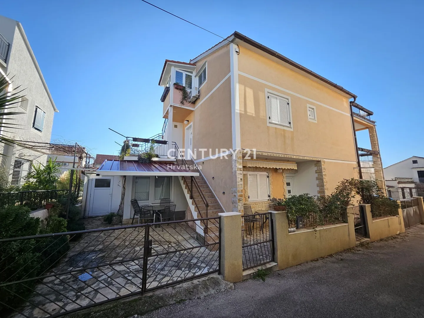 prodaja kuća u centru vodica (5 apartmana) – 278 m² - slika 7