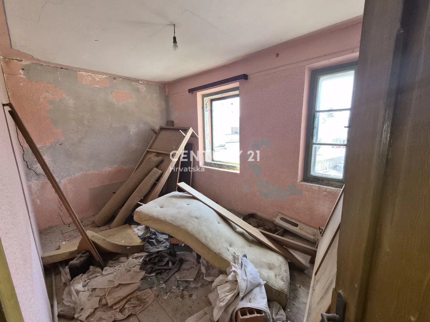 brodarica – kuća za renovaciju s okućnicom 379 m², 180 m od mora - slika 16