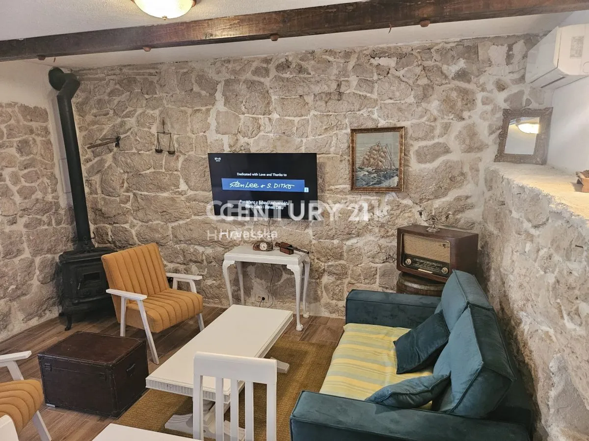 renovirana kamena dalmatinska kuća u mirnom dijelu vinišća cca 650 m od mora - slika 12