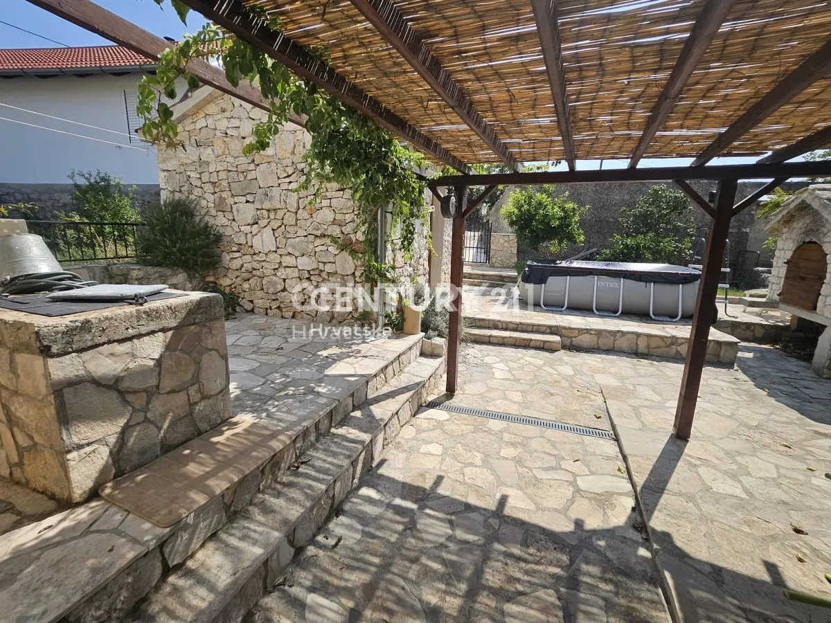 renovirana kamena dalmatinska kuća u mirnom dijelu vinišća cca 650 m od mora - slika 4