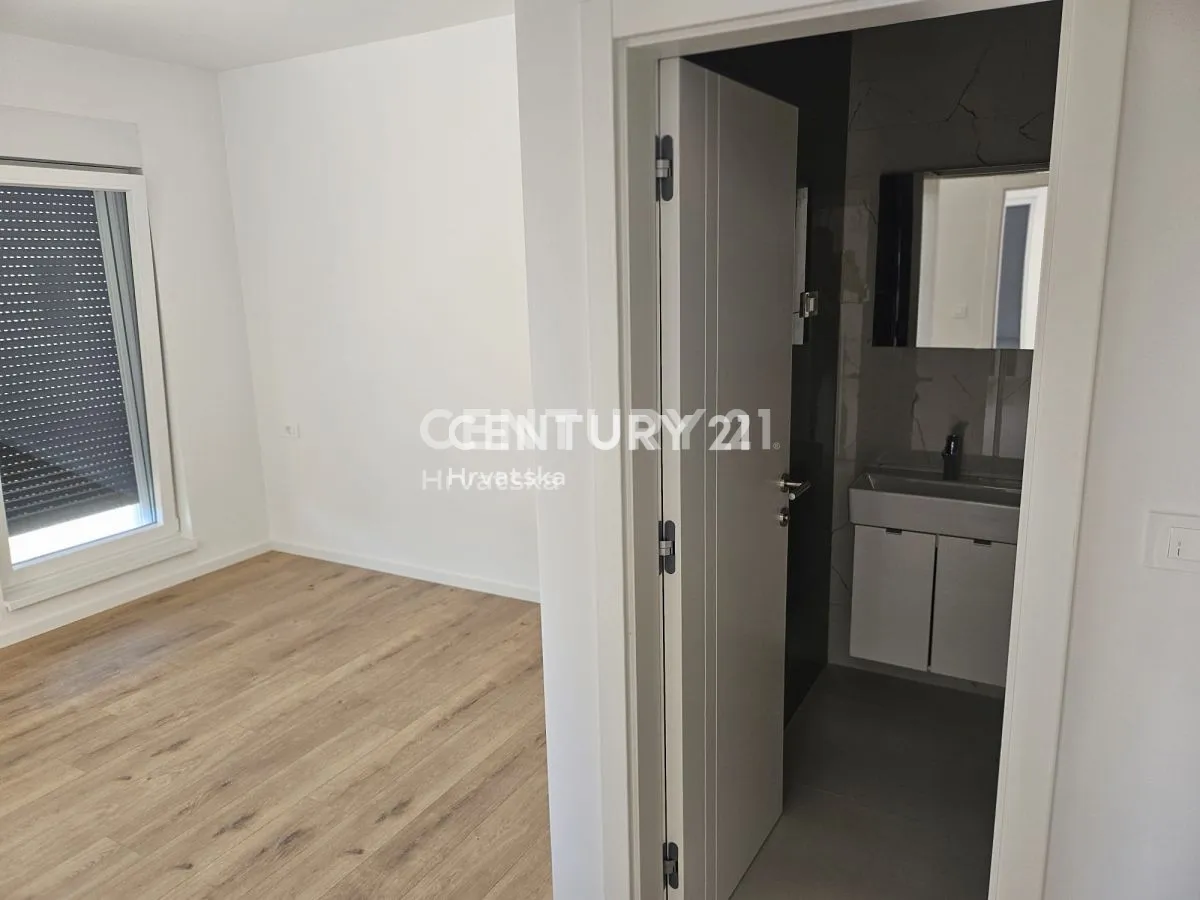 predivan trosoban stan drugi red do mora s krovnom terasom (96,06 m/2) - slika 15