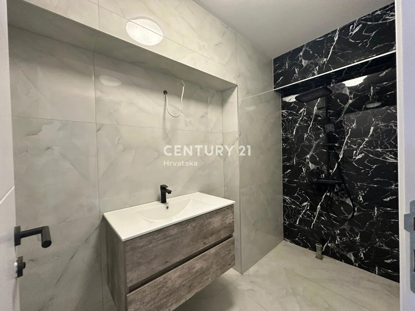 višestambena kuća sa 4 odvojena stana 263 m² , gornja dubrava (trnovčica) - slika 14