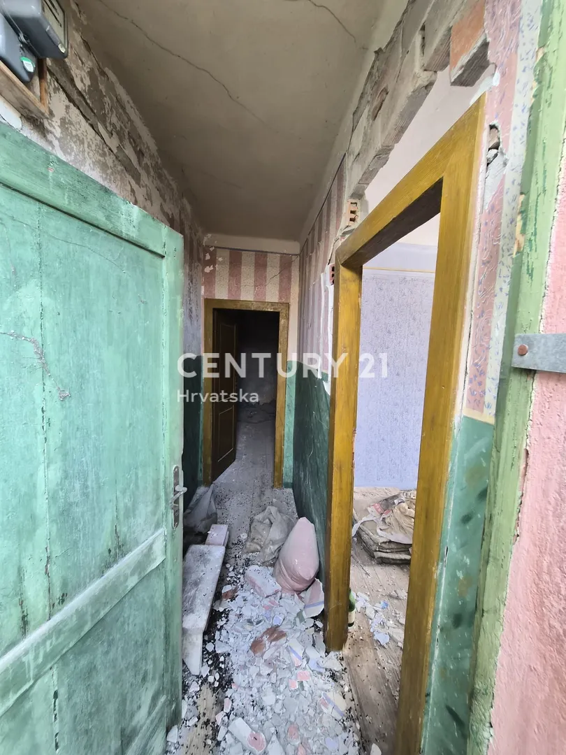 brodarica – kuća za renovaciju s okućnicom 379 m², 180 m od mora - slika 13