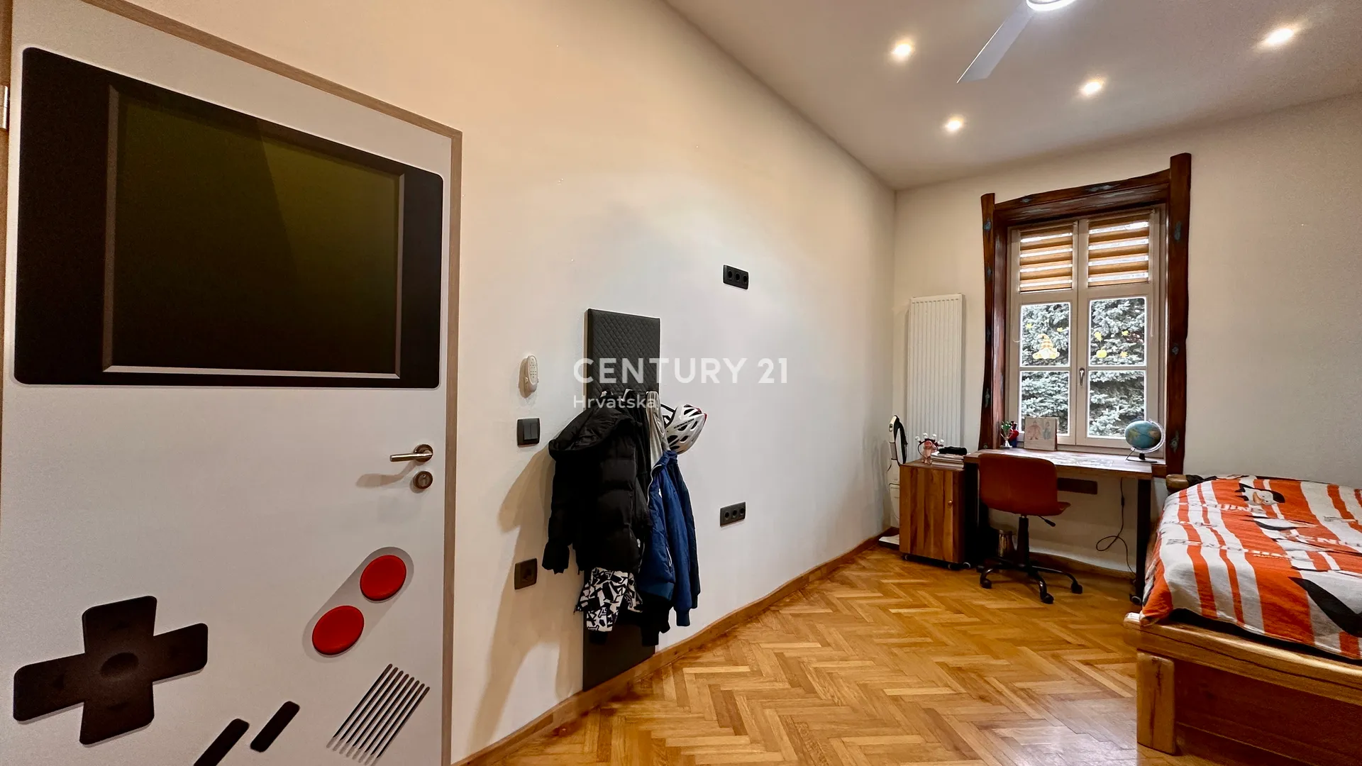 strogi centar - 5-sobni stan - balkon - parking - slika 16