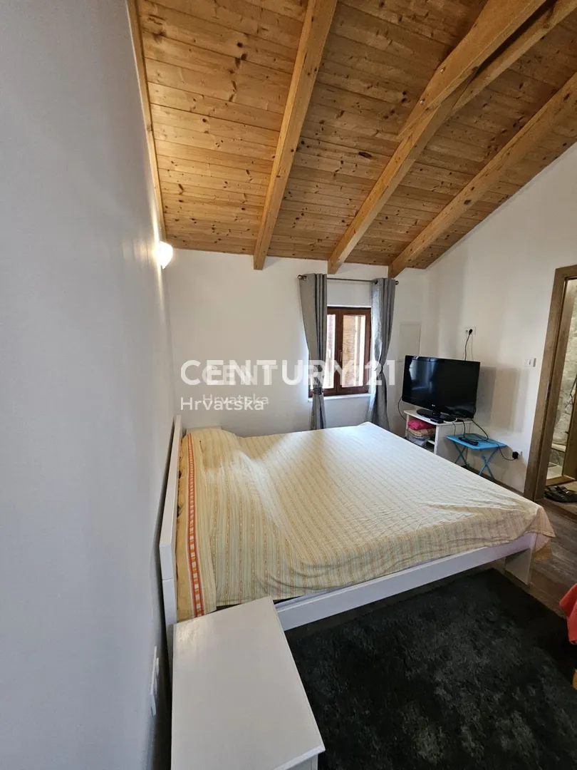 renovirana kamena dalmatinska kuća u mirnom dijelu vinišća cca 650 m od mora - slika 22