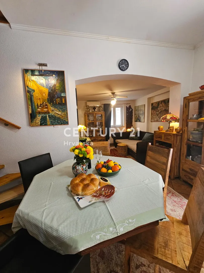 renovirana kamena kuća u nizu u centru kaštel lukšića 480.000 eur - slika 11