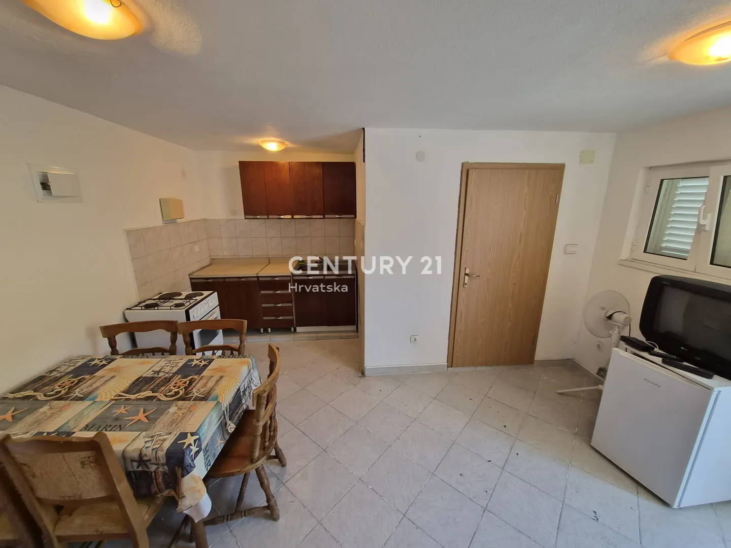 kuća s dva apartmana, velikom okućnicom i krovnom terasom s pogledom na more | 160 m od mora žirje - slika 14
