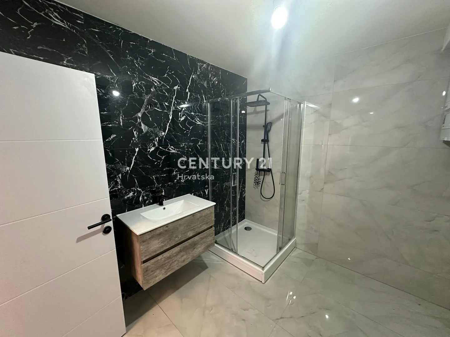 višestambena kuća sa 4 odvojena stana 263 m² , gornja dubrava (trnovčica) - slika 8