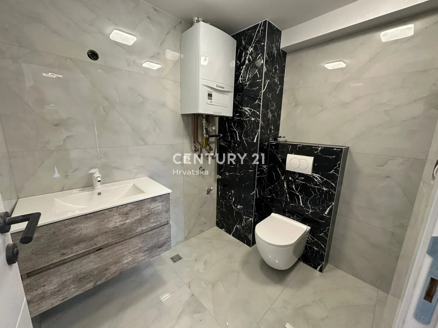 višestambena kuća sa 4 odvojena stana 263 m² , gornja dubrava (trnovčica) - slika 32