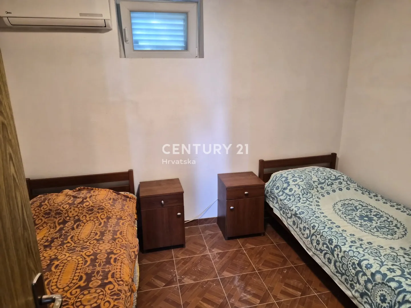 kuća s dva apartmana, velikom okućnicom i krovnom terasom s pogledom na more | 160 m od mora žirje - slika 32