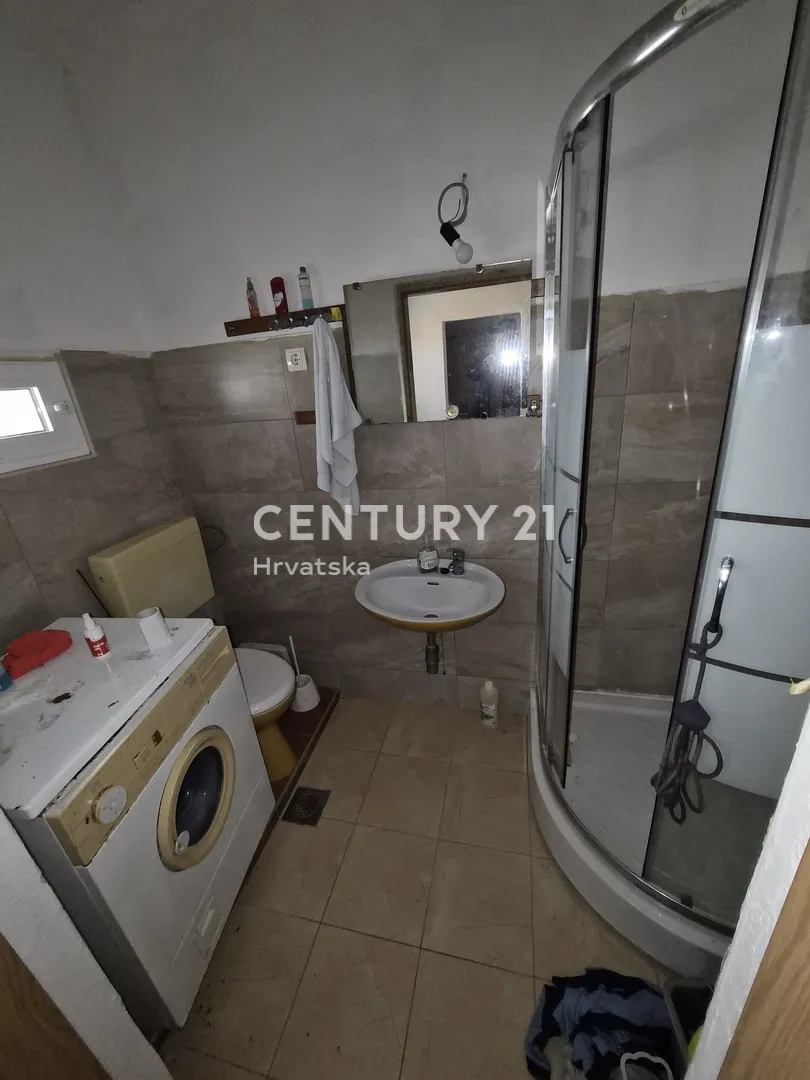 kuća s dva apartmana, velikom okućnicom i krovnom terasom s pogledom na more | 160 m od mora žirje - slika 41