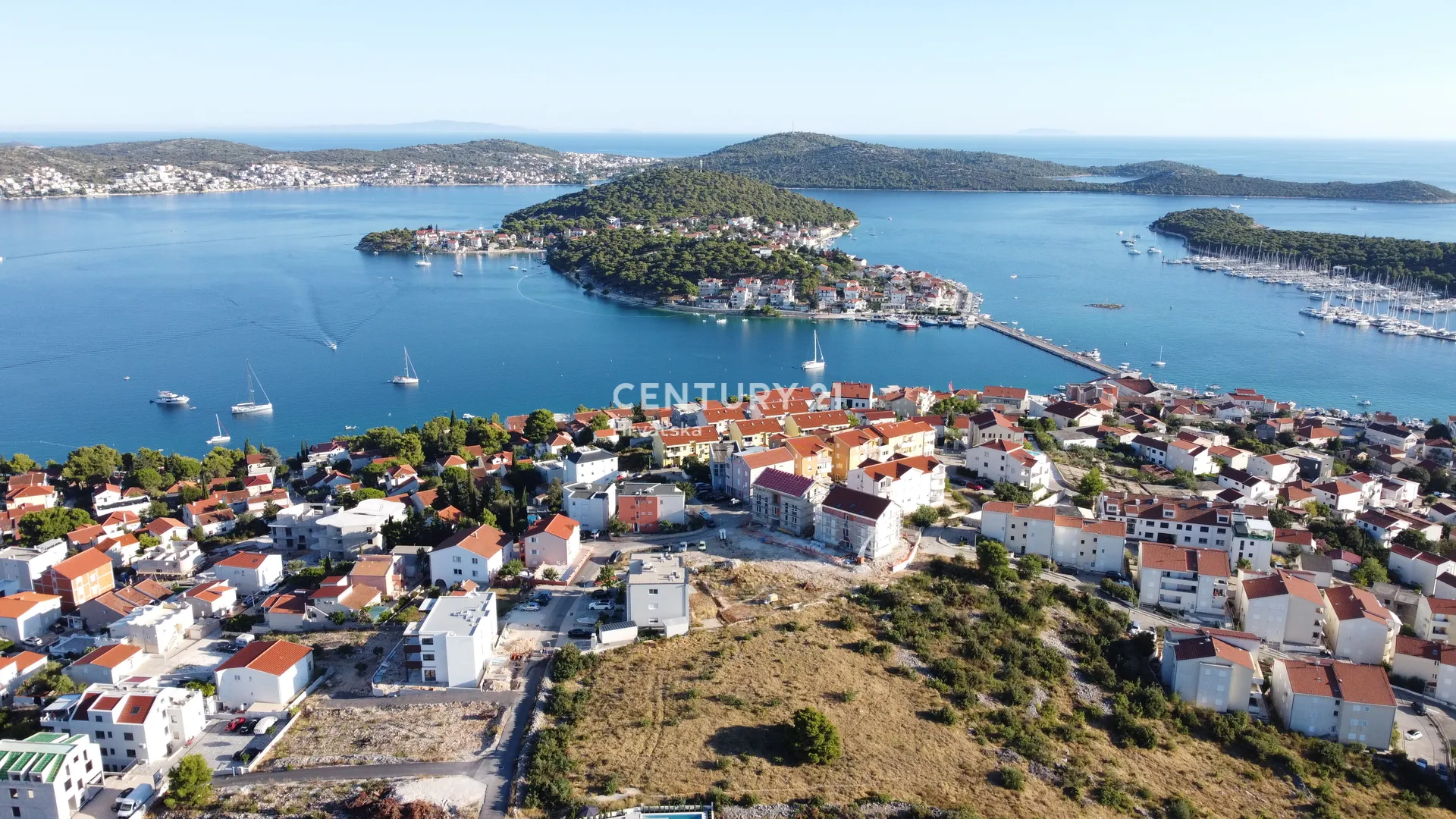 NA PRODAJU – GRAĐEVINSKO ZEMLJIŠTE U ROGOZNICI (2.183 m²) - Rogoznica