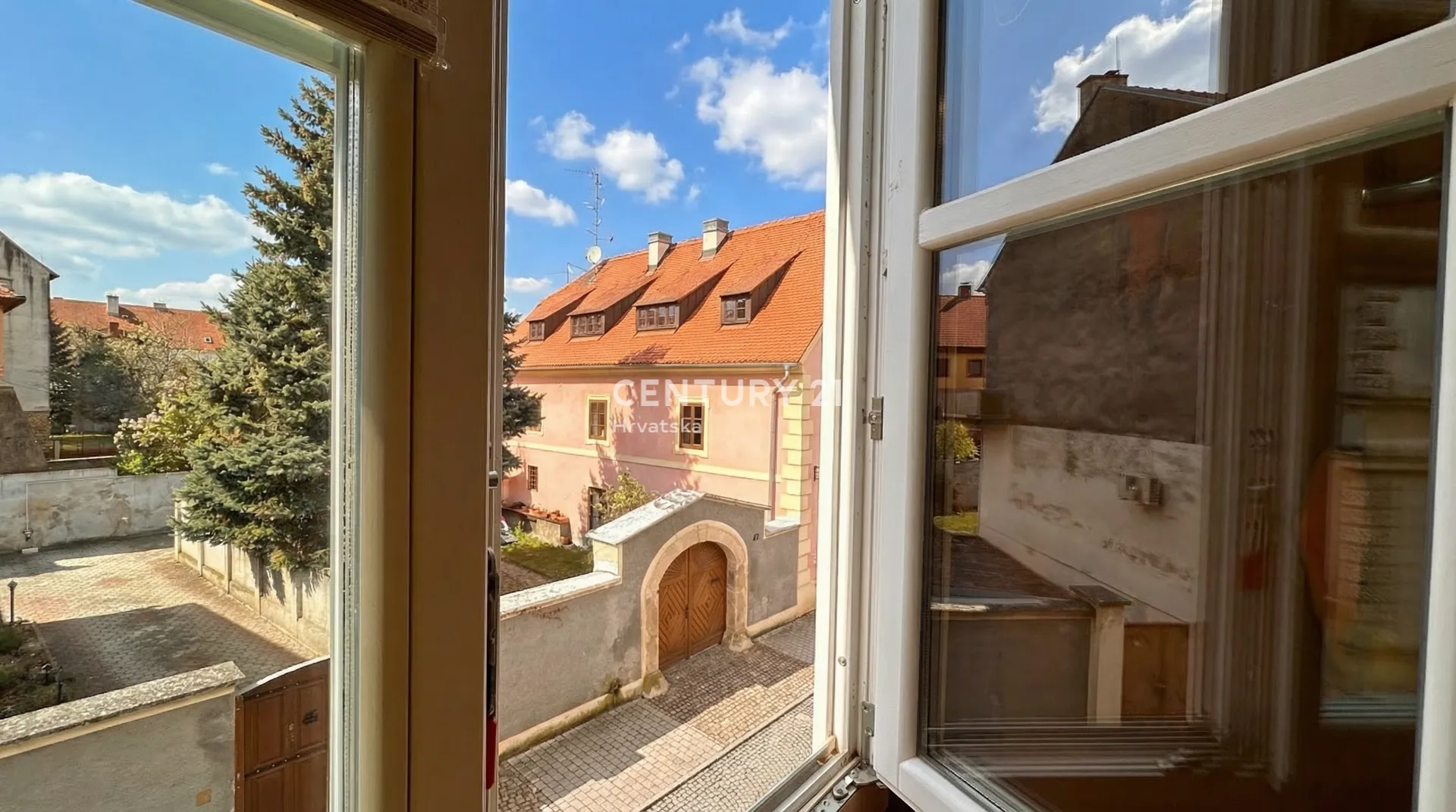 strogi centar - 5-sobni stan - balkon - parking - slika 11