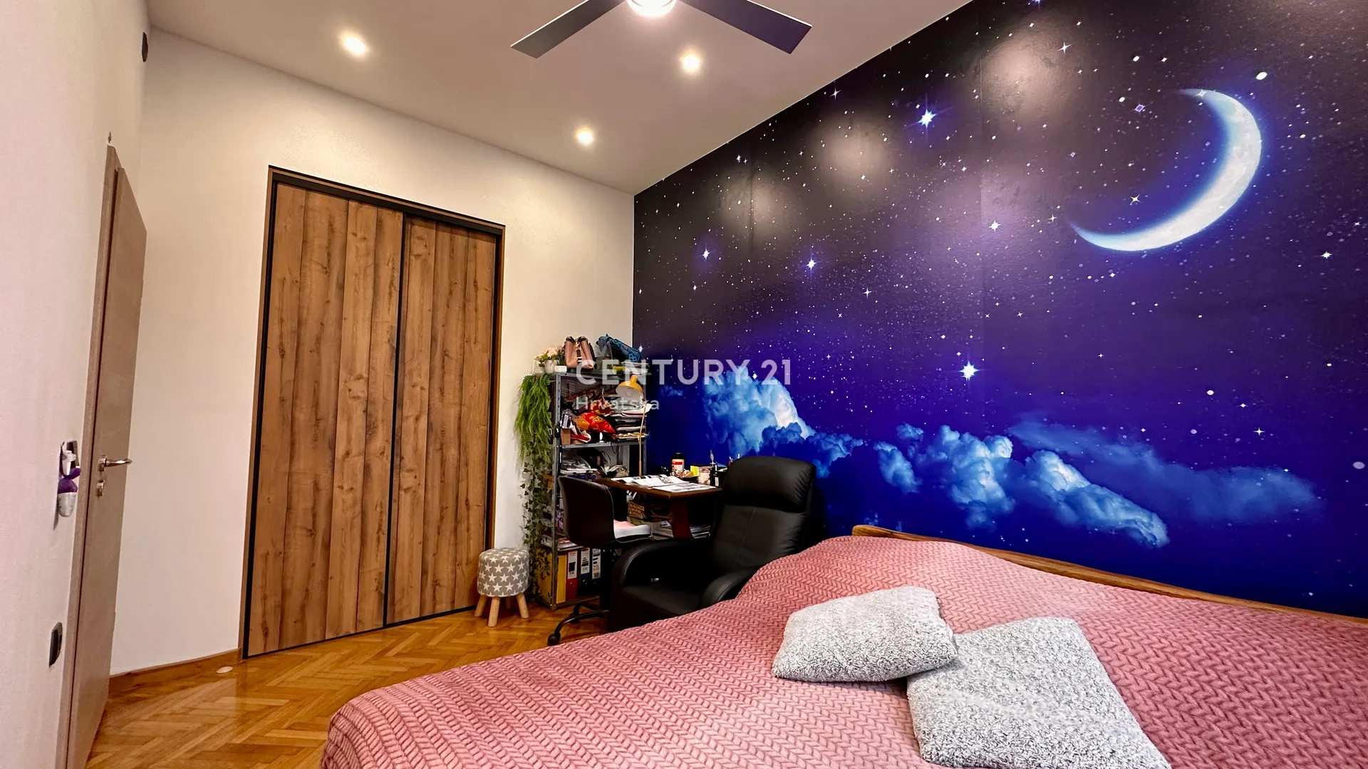 strogi centar - 5-sobni stan - balkon - parking - slika 14