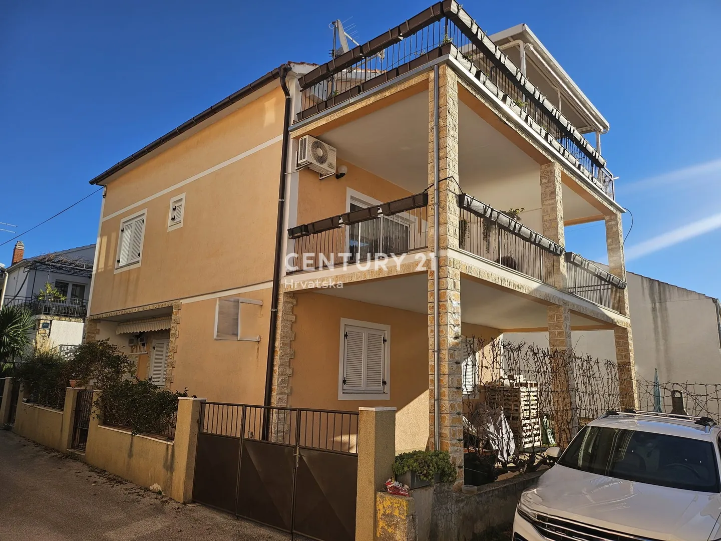 prodaja kuća u centru vodica (5 apartmana) – 278 m² - slika 2