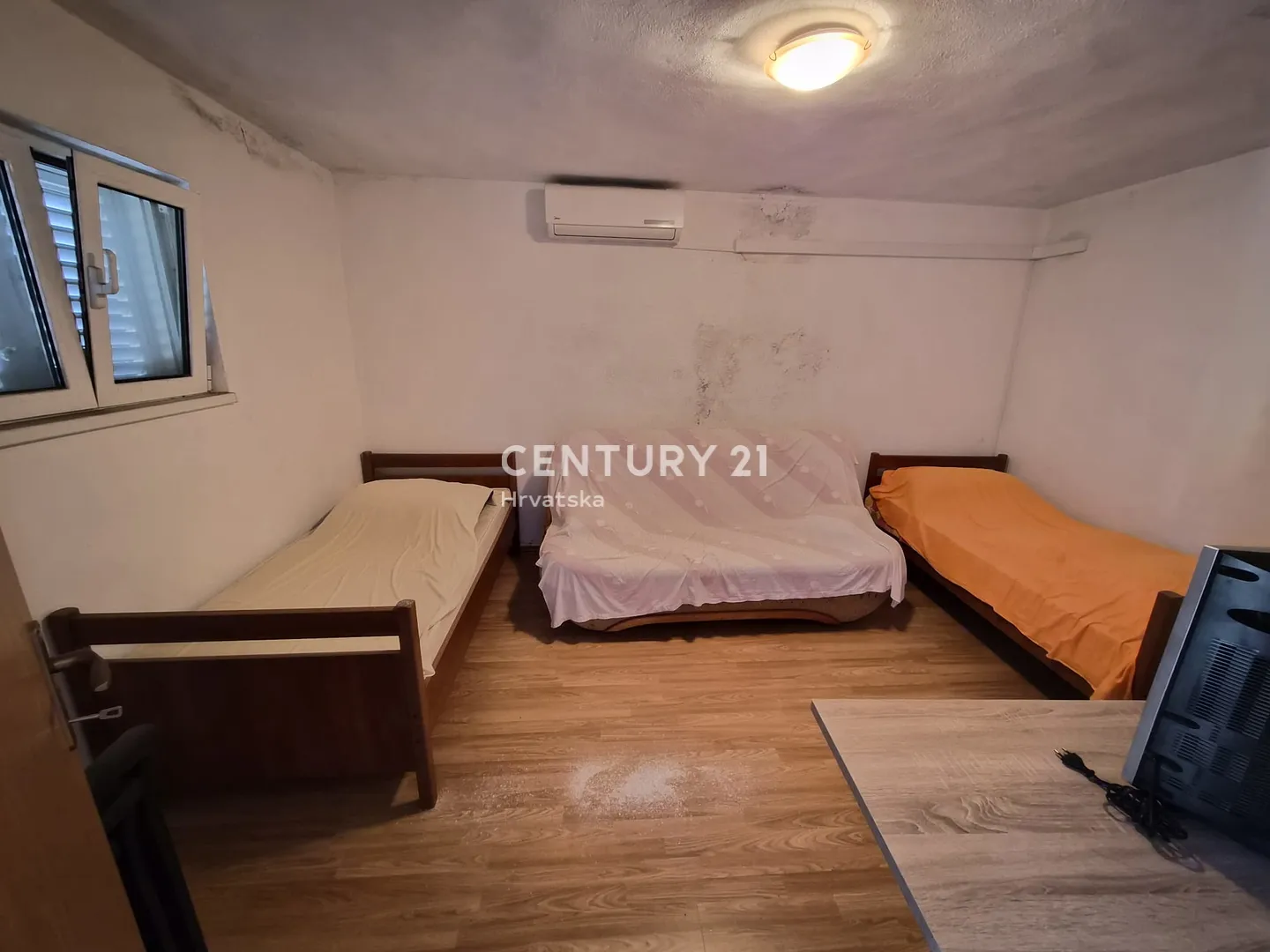 kuća s dva apartmana, velikom okućnicom i krovnom terasom s pogledom na more | 160 m od mora žirje - slika 19