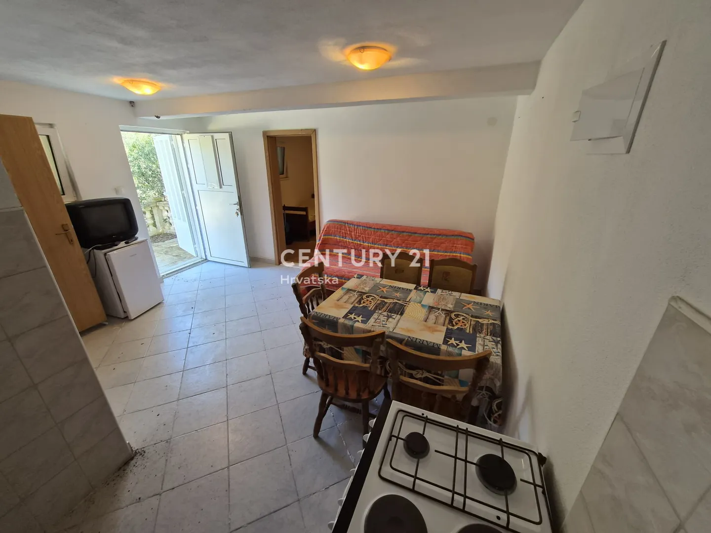 kuća s dva apartmana, velikom okućnicom i krovnom terasom s pogledom na more | 160 m od mora žirje - slika 17