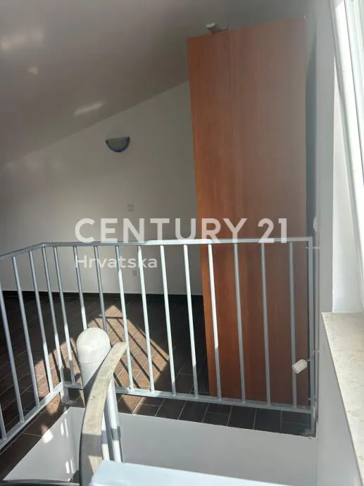 palit (otok rab) – vila palit | trosobni dvoetažni apartman 75,25 m² + velika terasa | 2. kat | 2011. god. | energetski razred b - slika 15