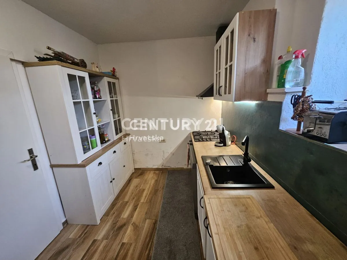 renovirana kamena dalmatinska kuća u mirnom dijelu vinišća cca 650 m od mora - slika 8