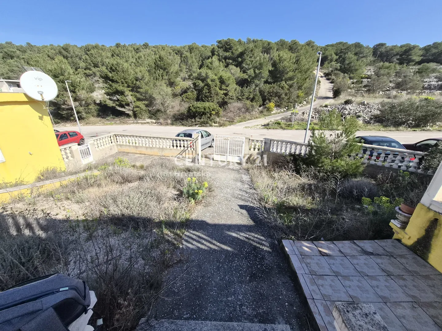 kuća s dva apartmana, velikom okućnicom i krovnom terasom s pogledom na more | 160 m od mora žirje - slika 7