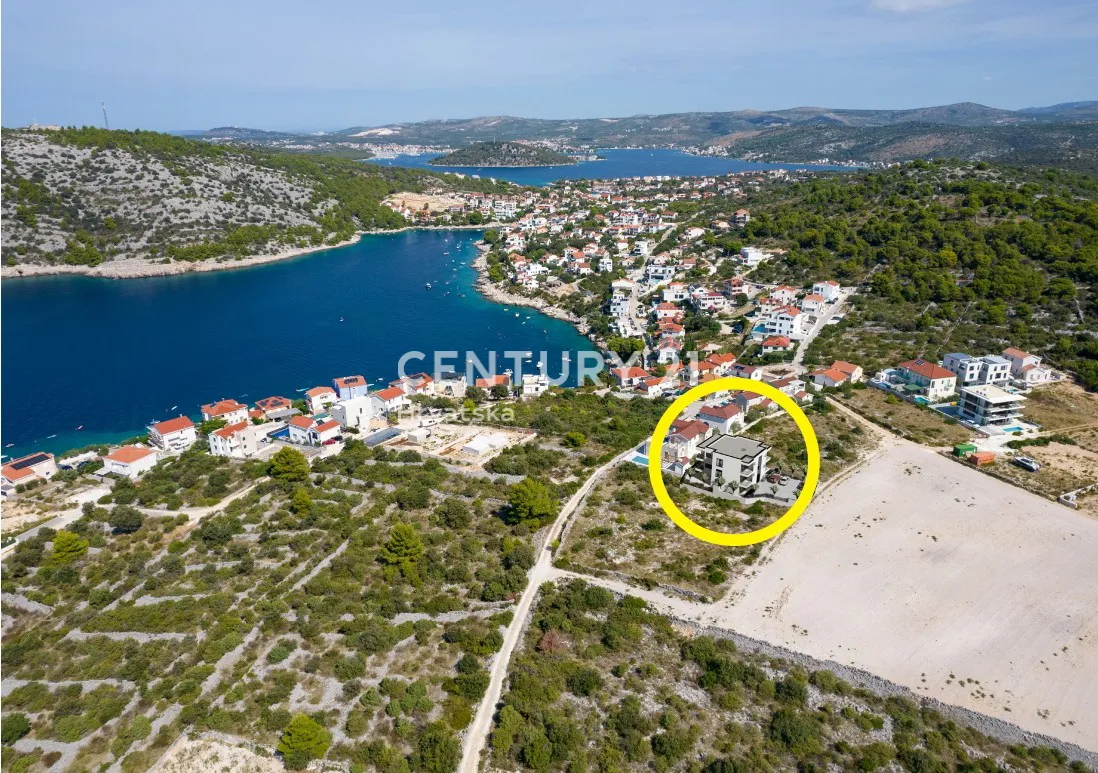 ražanj – panoramski pogled na more – zadnji kat – 2 balkona – privatnost – novogradnja - slika 12