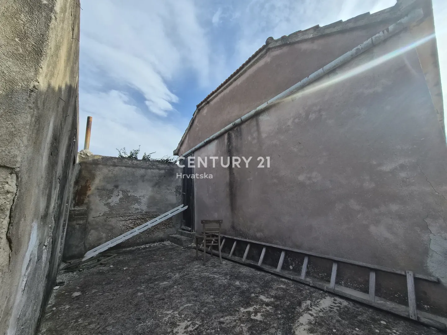 brodarica – kuća za renovaciju s okućnicom 379 m², 180 m od mora - slika 11