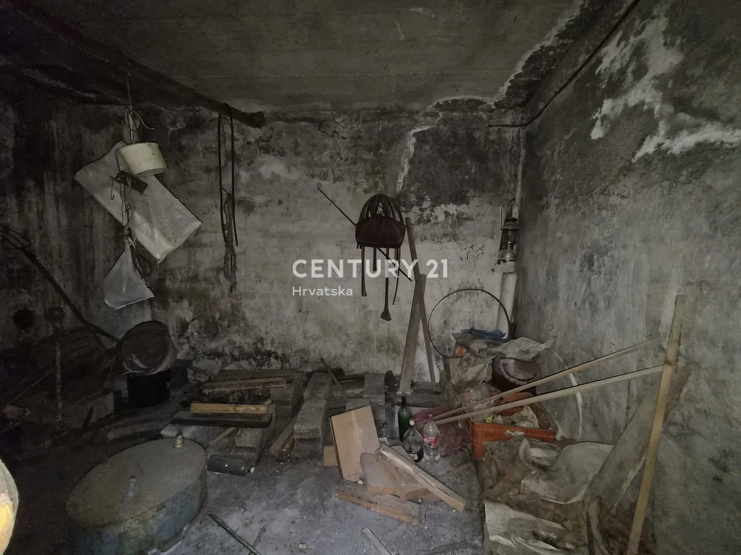 brodarica – kuća za renovaciju s okućnicom 379 m², 180 m od mora - slika 6