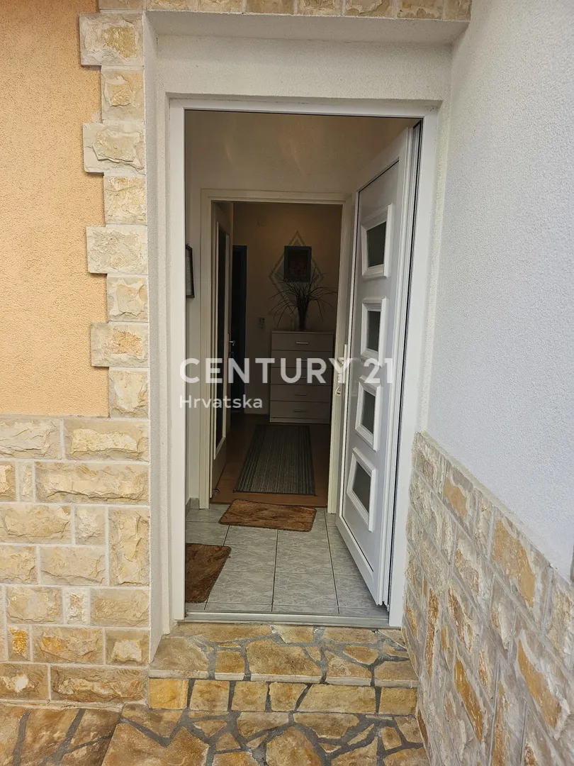 prodaja kuća u centru vodica (5 apartmana) – 278 m² - slika 29