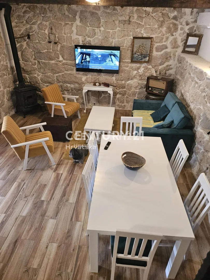 renovirana kamena dalmatinska kuća u mirnom dijelu vinišća cca 650 m od mora - slika 13