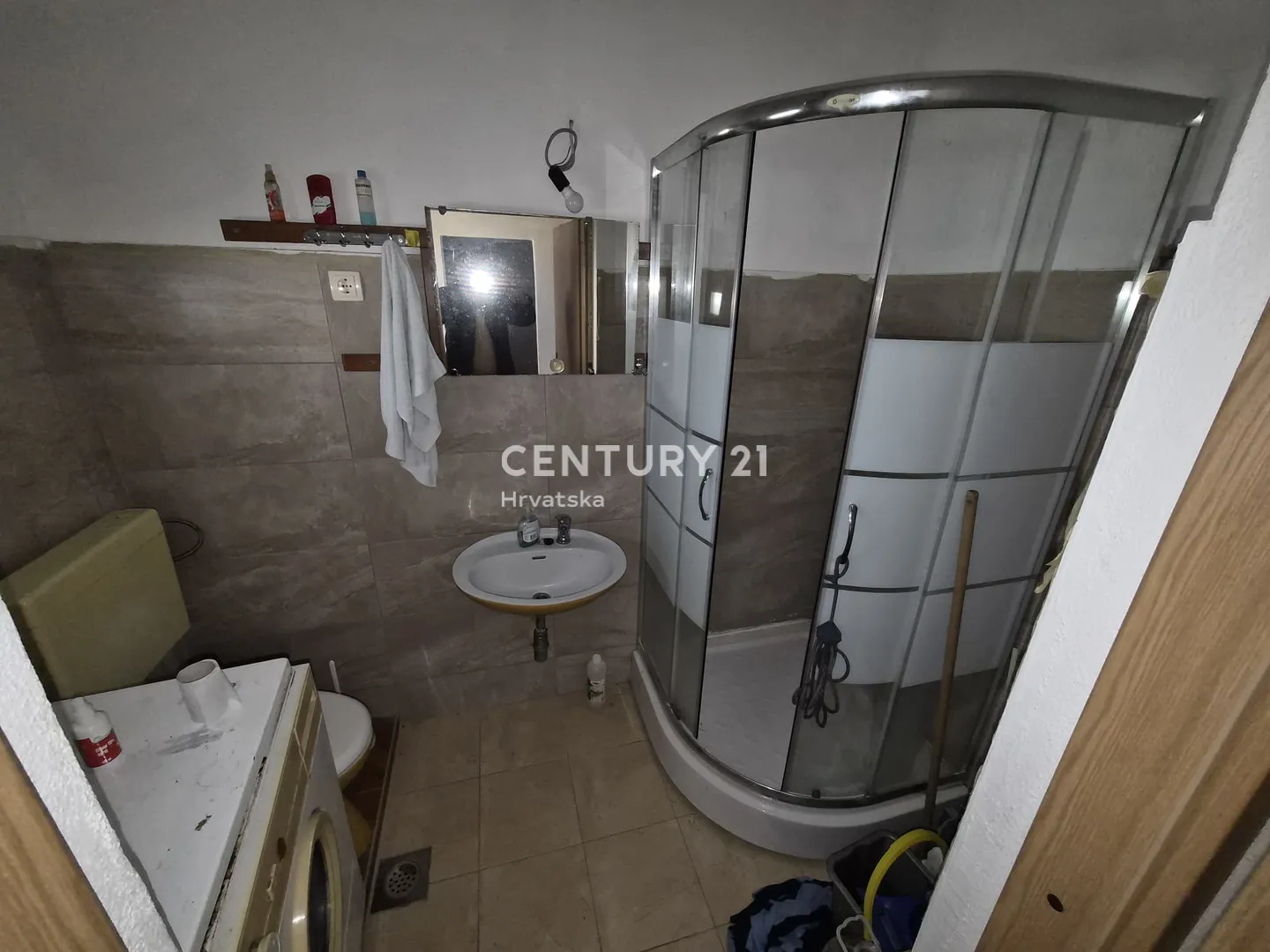 kuća s dva apartmana, velikom okućnicom i krovnom terasom s pogledom na more | 160 m od mora žirje - slika 40