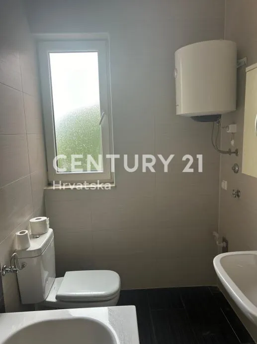 palit (otok rab) – vila palit | trosobni dvoetažni apartman 75,25 m² + velika terasa | 2. kat | 2011. god. | energetski razred b - slika 8