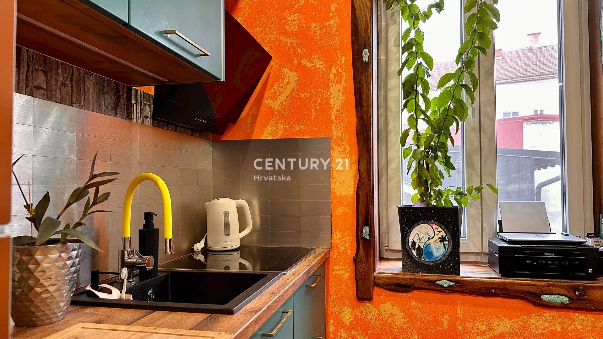 strogi centar - 5-sobni stan - balkon - parking - slika 7