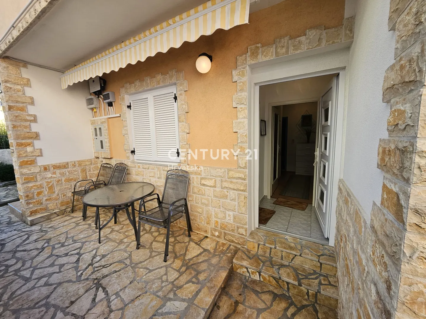 prodaja kuća u centru vodica (5 apartmana) – 278 m² - slika 30