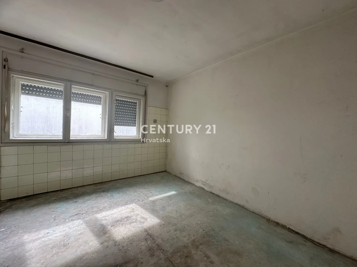 prodaja kuće u strahonincu – 180 m², velika parcela, uredni papiri - slika 13