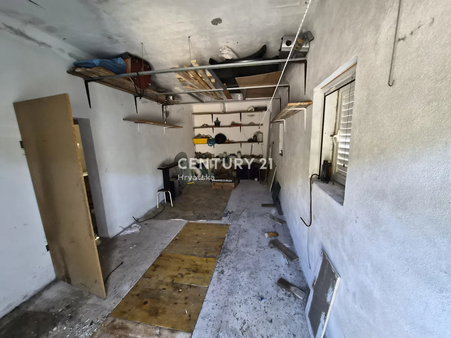 kuća s dva apartmana, velikom okućnicom i krovnom terasom s pogledom na more | 160 m od mora žirje - slika 42