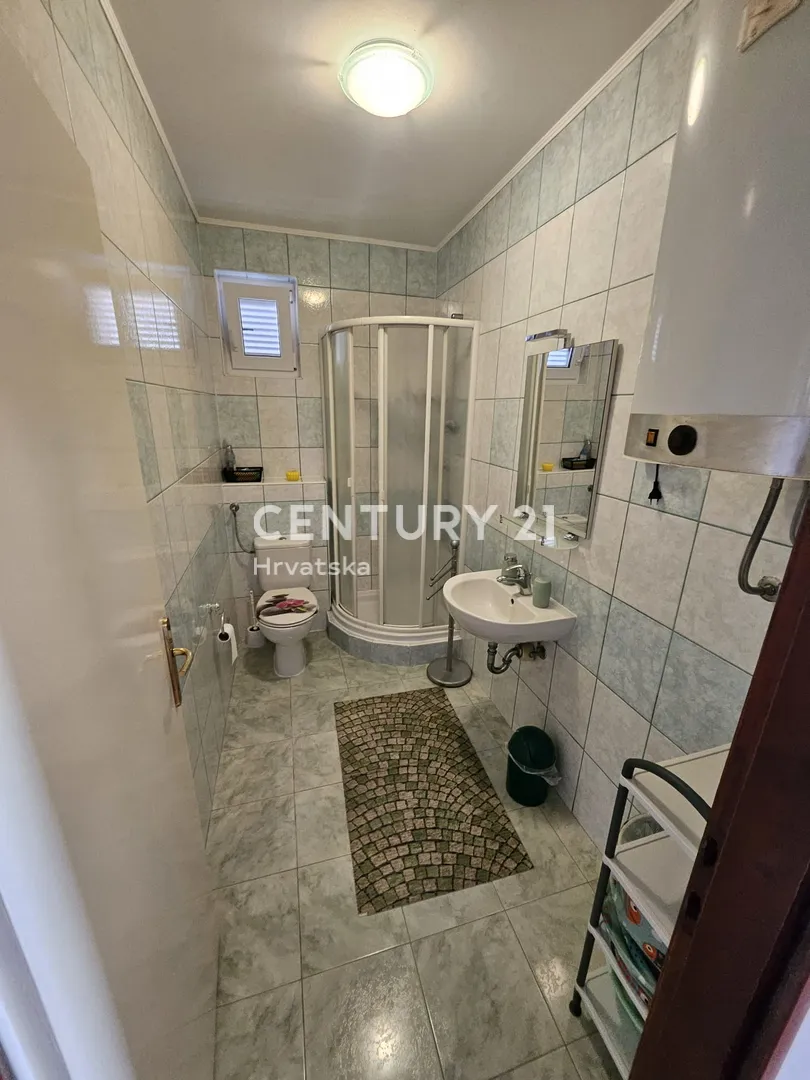 prodaja kuća u centru vodica (5 apartmana) – 278 m² - slika 40