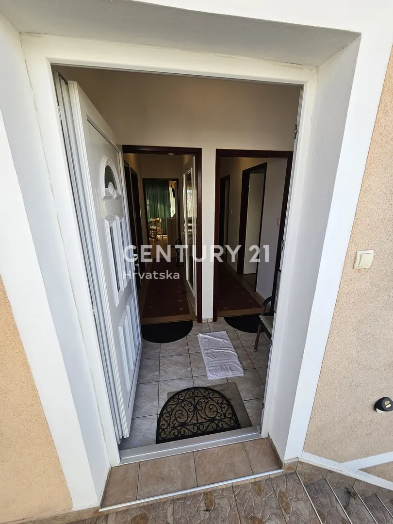 prodaja kuća u centru vodica (5 apartmana) – 278 m² - slika 41