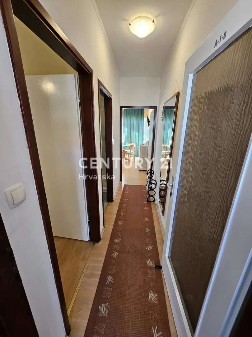 prodaja kuća u centru vodica (5 apartmana) – 278 m² - slika 36