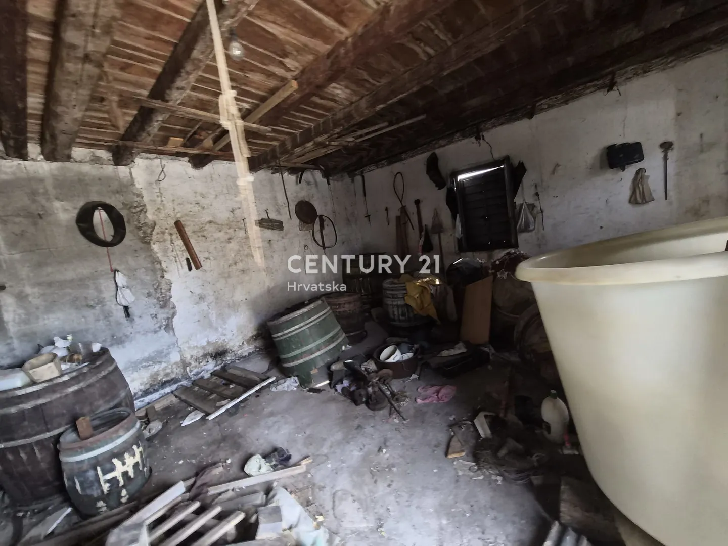 brodarica – kuća za renovaciju s okućnicom 379 m², 180 m od mora - slika 4