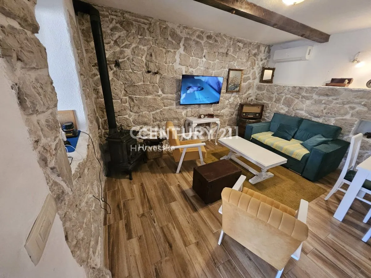 renovirana kamena dalmatinska kuća u mirnom dijelu vinišća cca 650 m od mora - slika 9