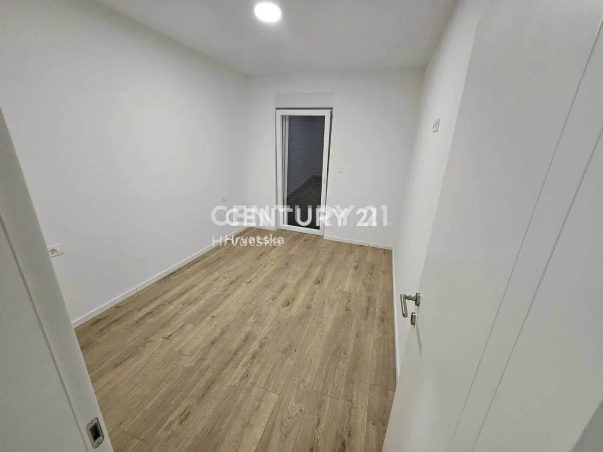 predivan trosoban stan drugi red do mora s krovnim terasama (107,81 m/2) - slika 19