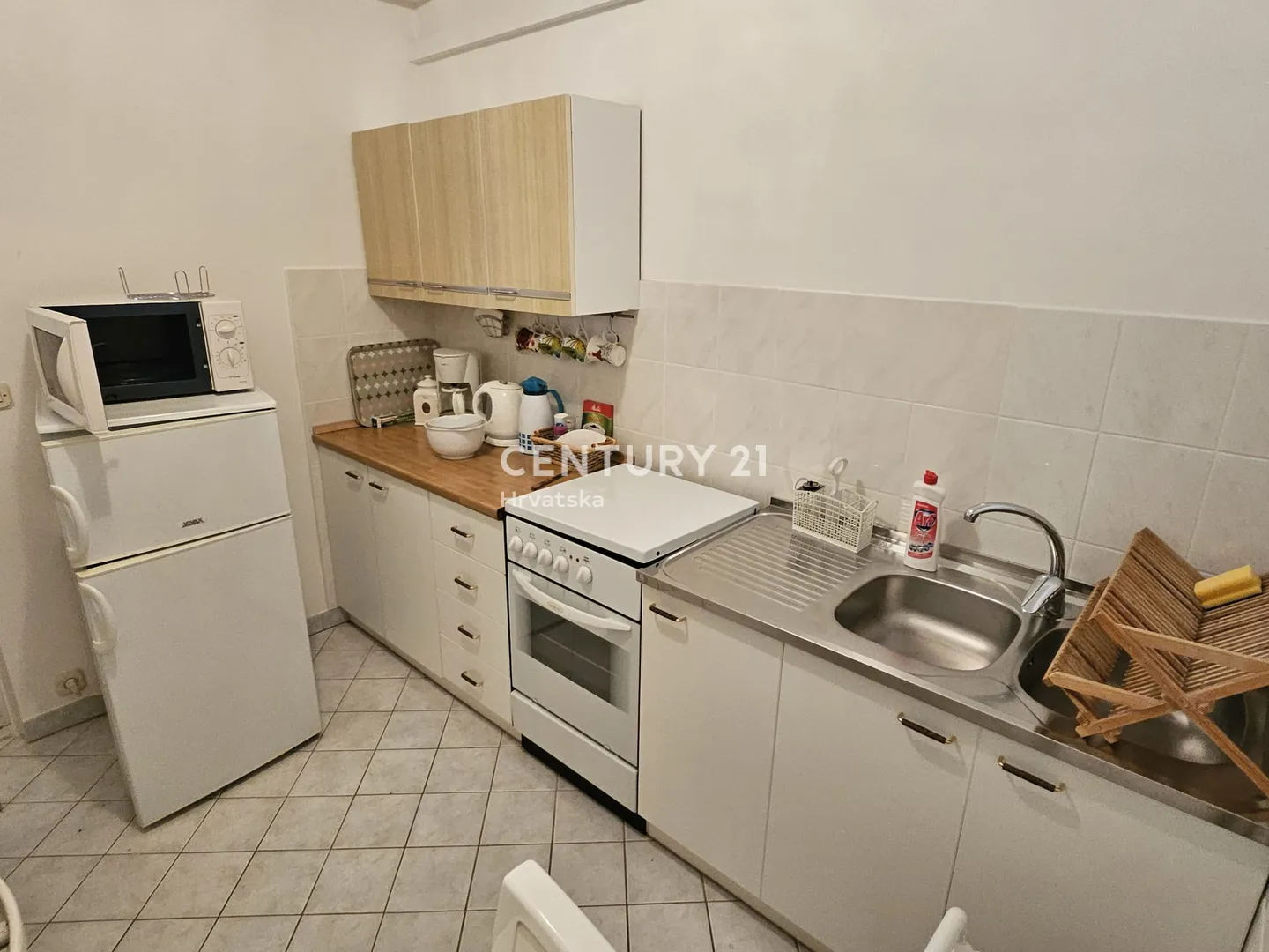 samostojeća kuća s tri stana u vodicama – samo 300 m od mora - slika 15