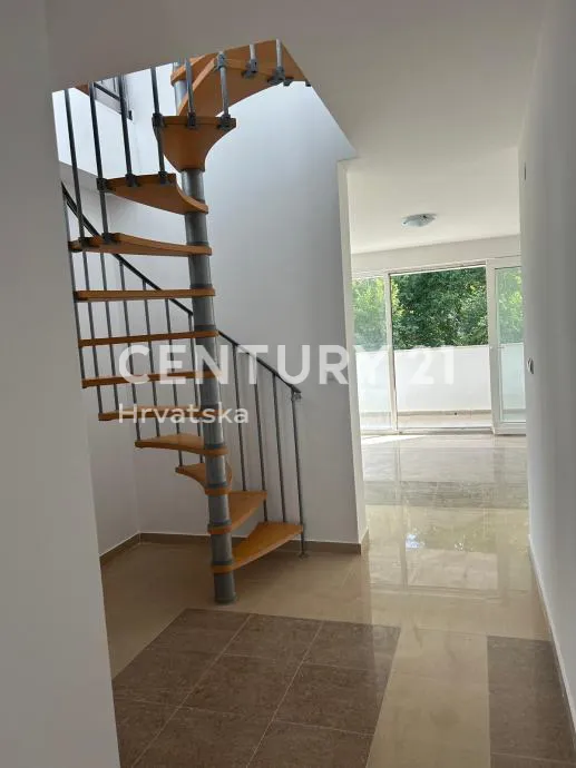 palit (otok rab) – vila palit | trosobni dvoetažni apartman 75,25 m² + velika terasa | 2. kat | 2011. god. | energetski razred b - slika 20