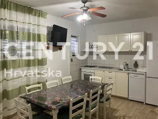prvi red do mora! kuća s 3 apartmana i 1.806 m² zemljišta na drveniku malom - slika 17