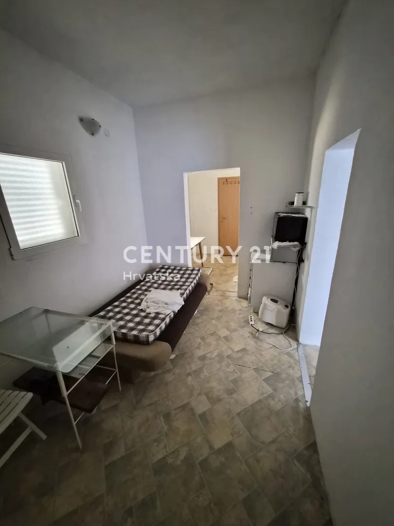 kuća s dva apartmana, velikom okućnicom i krovnom terasom s pogledom na more | 160 m od mora žirje - slika 38