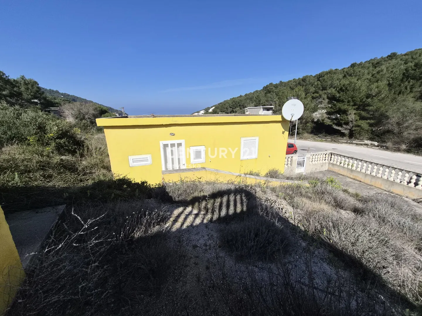 kuća s dva apartmana, velikom okućnicom i krovnom terasom s pogledom na more | 160 m od mora žirje - slika 36